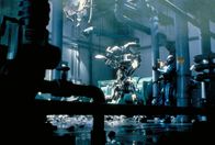 RoboCop 2 – Gleich nach seiner Inbetriebnahme läuft Ropocop 2.0 Amok und nur RoboCop (Peter Weller) vermag sich ihm entgegen zu stellen.