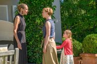 Der Alte – Nach dem Tod ihres Mannes kommt es für Marie Egermann (Sophie von Kessel, l.) zu einer nervenaufreibenden Konfrontation mit Bea (Caroline Junghanns, Mi.) und deren Tochter Caro (Antonella Batinic, r.).