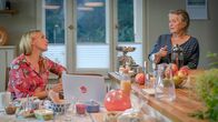 Praxis mit Meerblick – Nora (Tanja Wedhorn) beim Plausch mit ihrer Vermieterin Roswitha Wing (Petra Kelling, re.).