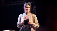 Comedy Clash – Der Emdener Assane verrät, was er bei der letzten Familienfeier Schockierendes erfahren hat. Der Hamburger Hinnerk Köhn kontert mit Verschwörungstheorien und die Kölnerin Negah Amiri (Foto) versucht das Publikum mit ihrer Liebe zu deutschen Männern zu überzeugen.