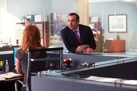 Suits – Während Louis (Rick Hoffman) versucht, Mikes Geheimnis zu lüften, bleibt Donna (Sarah Rafferty) ihm stets einen Schritt voraus. Doch Louis kommt der Wahrheit gefährlich nah – und Donna gerät zunehmend unter Druck.