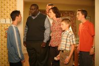 Malcolm mittendrin – Reese (Justin Berfield, l.) hat sich verplappert und muss sich nun Abe (Gary Anthony Williams, 2.v.l.), Hal (Bryan Cranston, 3.v.l.), Lois (Jane Kaczmarek, 3.v.r.), Dewey (Eric Per Sullivan, 2.v.r.) und Malcolm (Frankie Muniz, r.) stellen ...