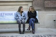 Navy CIS – Angie Grey (Cassi Thomson, l.); Jack Sloane (Maria Bello, r.)