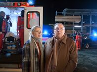 Polizeiruf 110 – rbb Fernsehen POLIZEIRUF 110: BLUTIGES GELD, Deutschland 2010 Uhr. Der Notarzt hat Nora Lindner (Isabell Gerschke) über den Zustand von Weller, der gerade in den Rettungswagen verladen wurde, informiert. Der eintreffende Schmücke (Jaecki Schwarz) bekommt die Diagnose mit.