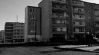 Streetphilosophy – Graue Plattenbau-Tristesse in Brandenburg. Hier ist der Fotokünstler Mehran Djojan aufgewachsen. Perspektivlosigkeit pur? Kommt drauf an, was man daraus macht.