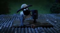 Shaun das Schaf – Wenn das Dach undicht ist, hilft nur reparieren - egal, wie spät es ist.