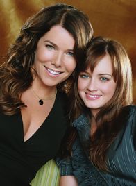 Gilmore Girls – (7. Staffel) - Während sich Lorelai (Lauren Graham, l.) in Sache Liebe auf Altbekanntes verlässt, stößt Rory (Alexis Bledel, r.) in ihrer Beziehung mit Logan immer wieder auf Differenzen ...