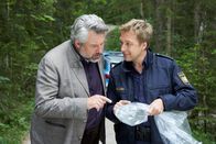 Die Rosenheim-Cops – Kommissar Stadler (Dieter Fischer, l.) und Polizeihauptmeister Mohr (Max Müller, r.) haben keinen Zweifel: Bei dem im Wald gefundenen Spaten könnte es sich um die Tatwaffe handeln.