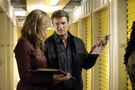 Castle – Als eine junge Frau auf mysteriöse Weise ermordet wird, finden Castle (Nathan Fillion, r.) und Beckett (Stana Katic, l.) heraus, dass ihr Todesfall möglicherweise mit dem Verkauf eines Lagerraums zu tun hat.