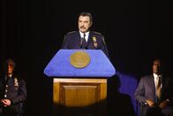 Blue Bloods - Crime Scene New York – Nachdem eine Frau Selbstmord begangen hat, die der Staatsanwaltschaft in einem Fall wichtige Informationen lieferte, muss Frank (Tom Selleck) dafür sorgen, dass die Angelegenheit nicht an die Öffentlichkeit gelangt. Er ahnt nicht, was wirklich dahinter steckt ...