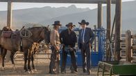Yellowstone – Kayce Dutton (Luke Grimes, l.), Rip Wheeler (Cole Hauser, m.) und John Dutton (Kevin Costner, r.)