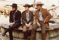 Zwei Banditen – Fliehen gemeinsam nach Bolivien: Butch Cassidy (Paul Newman, r.), Sundance Kid (Robert Redford, l.) und Etta (Katharine Ross, M.) ...