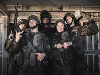 Californian Commando – Kaum angekommen wird Van (Kian Lawley, 2.v.l.) seiner Einheit zugeteilt. Seine Kameraden PH (Juho Uusitalo, l.), Soukka (Elias Keranen, 2.v.r.) und Forsbacka (Tatu Sinisalo, r.) nehmen ihn herzlich auf. Doch Sergeant Parikka (Chike Ohanwe, M.) zeigt ihnen, wie hart das Leben eines Commandos wirklich ist.