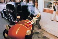 Falsches Spiel mit Roger Rabbit – Privatdetektiv Eddie (Bob Hoskins) hat Roger Rabbits Frau beschattet und sie in flagranti mit dem Industriellen Acme erwischt. Als Roger davon erfährt, dreht er durch und haut ab. Kurz darauf ist Acme tot. Kein Wunder, dass Roger zunächst unter Mordverdacht steht.