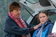 Der Bergdoktor – Nach dem Unfall spricht Daniela Peters (Despina Pajanou, l.) Kim Sattler (Isabell Polak, r.) Mut zu.