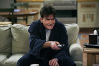 Two and a Half Men – Als "Charlie Waffles" hat Charlie (Charlie Sheen) großen Erfolg. Er genießt es, dass sein Bruder ziemlich neidisch auf ihn ist ...