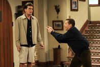 Two and a Half Men – Alan (Jon Cryer, r.) macht sich einen Spaß mit Charlie (Charlie Sheen, l.), worüber der ganz und gar nicht begeistert ist ...