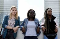 Mit der Kraft des Windes – Frau Legin (Déborah François, li.), Sanou (Tracy Gotoas, Mi.) und Khady (Fanta Kebe, re.) blicken gemeinsam in die Zukunft. Was wird sie für die beiden Mädchen bringen und werden sich ihre Träume erfüllen?