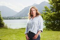 Die Landarztpraxis – Dr. Sarah König (Caroline Frier) Dateiname: 2777188.tif; Rechtehinweis: Dieses Bild darf bis eine Woche nach Ausstrahlung honorarfrei fuer redaktionelle Zwecke und nur im Rahmen der Programmankuendigung verwendet werden. Spaetere Veroeffentlichungen sind nur nach Ruecksprache und ausdruecklicher Genehmigung der Seven.One Entertainment Group GmbH moeglich. Nicht fuer EPG! Verwendung nur mit vollstaendigem Copyrightvermerk. Das Foto darf nicht veraendert, bearbeitet und nur im Ganzen verwendet werden. Es darf nicht archiviert werden. Es darf nicht an Dritte weitergeleitet werden. Aneinanderreihung/Zusammenlegung/Kopplung von Bildern zum Zweck der Erstellung von Slide-Shows o.ä. nicht gestattet; Verbindung/Einfügen/Anfügen von Werbung nicht gestattet. Bei Fragen: foto@seven.one Voraussetzung fuer die Verwendung dieser Programmdaten ist die Zustimmung zu den Allgemeinen Geschaeftsbedingungen der Presselounges der Sender der Seven.One Entertainment Group GmbH.