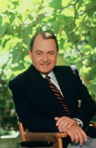 Magnum – Unter der strengen Aufsicht des Hausverwalters Jonathan Higgins (John Hillerman), einem früheren Soldaten der britischen Armee, versucht Magnum, die ihm zugedachten Privilegien immer weiter auszureizen ...