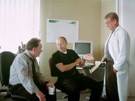 Tatort – MDR Fernsehen TATORT, "Tödliches Verlangen" Uhr im Ersten. Stolz präsentiert Spurenermittler Walter (Walter Nickel, rechts) den Kommissaren Ehrlicher (Peter Sodann, links) und Kain (Bernd Michael Lade) seine ersten Untersuchungsergebnisse. Darunter einen Umschlag mit interessanten Frauen-Fotos aus der Wohnung von Robert Quint.