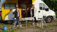 Tietjen campt – Margot Käßmann und Bettina Tietjen genießen die schöne Aussicht auf dem Natur-Campingplatz Salemer See