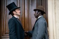 In 80 Tagen um die Welt – Jean Passepartout (Ibrahim Koma, r.) hat im Reform Club von Phileas Foggs (David Tennant, l.) Suche nach einem Reisebegleiter Wind bekommen, und stellt sich ihm als derjenige vor, den die Agentur entsandt habe.