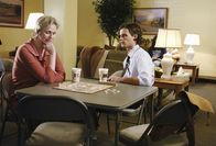 Criminal Minds – Während Reids Mutter Diana (Jane Lynch, l.) ihre Medikamente absetzt um den Schleier vor ihrem Gedächtnis zu lüften, vernimmt Reid (Matthew Gray Gubler, r.) seinen Vater. Er ist sich sicher, dass sein Vater der Mörder von Riley ist ...