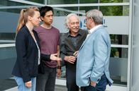 Rentnercops – v.l.n.r. Vicky Adam (Katja Danowski), Hui Ko (Aaron Le), Edwin Bremer (Tilo Prückner), Günter Hoffmann (Wolfgang Winkler),