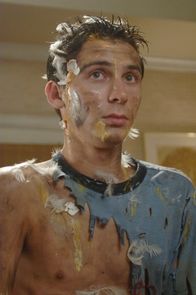 Malcolm mittendrin – Reese (Justin Berfield) freundet sich mit den Hunden der Nachbarschaft an und zieht mit denen Nacht für Nacht um die Häuser. Er fühlt sich als Teil des Rudels und glaubt, neue Freunde gefunden zu haben. Doch eines Nachts wird er von der Polizei in einem Hühnerkäfig aufgegriffen, was seine Freundschaft zu den Hunden abrupt beendet ...