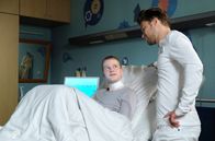 In aller Freundschaft – Der Einzige, von dem sich der leukämiekranke Dominik (Jonah Rausch, li.) verstanden fühlt, ist Kris Haas (Jascha Rust, re.). Dominik will sich nicht mehr behandeln lassen, aber niemand akzeptiert diese Entscheidung. Dominik weiß, dass er sterben wird.