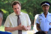 Death in Paradise – DI Jack Mooney (Ardal O'Hanlon, l.) und Dwayne (Danny John-Jules, r.) wollen den Mörder von Victor Pearce finden.