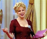 Die Nanny – Schauspielerin Bette Midler leitet eine Wohltätigkeitsauktion von Maxwell, bei der ein 14-jähriger Junge einen Tag mit Fran ersteigert.