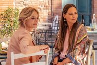 Signora Volpe – Sylvia (Emilia Fox, l.) nimmt sich eine Auszeit und besucht ihre Schwester Isabel (Tara Fitzgerald, r.), die mit ihrer Familie in Umbrien lebt.