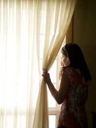 Internet der Lügen – Eddie's mom Celia looking out the window covering her mouth.