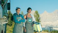 Die Bergretter – Karola Kessler (Alexandra Gottschlich, r.) trauert ihre Ehe nach. Dalia Hansen (Leoie Parusel, l.) versucht sie aufzumuntern.