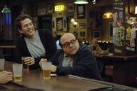 It's Always Sunny in Philadelphia – Dennis (Glenn Howerton, l.) sieht einem frisch entlassenen Sexualstraftäter zum Verwechseln ähnlich, was ihm zum Verhängnis wird und Frank (Danny DeVito, r.) große Sorge bereitet.