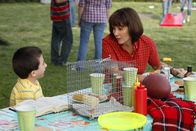The Middle – Während Frankie (Patricia Heaton, r.) in mütterlicher Sorge um Axl aufgeht, spielt Brick (Atticus Shaffer, l.) die Ziehmutter für ein Küken ...