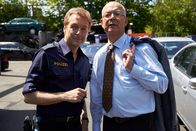 Die Rosenheim-Cops – Hauptmeister Michi Mohr (Max Müller, l.) führt Polizeidirektor Gert Achtziger (Alexander Duda, r.) zum Tatort.