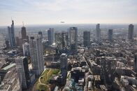 Superbauten – Überall auf der Welt arbeiten Metropolen eifrig an einer unverwechselbaren Skyline. Nicht nur New York, Sydney und London lassen sich an ihrer Silhouette sofort identifizieren, auch Frankfurt trägt dank seiner Westend-Wolkenkratzer den Beinamen Mainhatten . Honorarfrei - nur für diese Sendung bei Nennung ZDF und Katharina Rau
