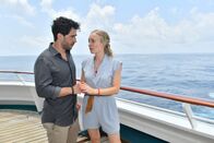 Das Traumschiff – Judith (Katharina Heyer) gesteht ihrem besten Freund Thomas (Jan Kittmann), dass sie einen gemeinsamen Sohn haben.