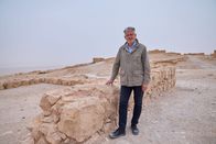 Welten-Saga – Christopher Clark vor den Resten der Felsenfestung von Masada in Israel