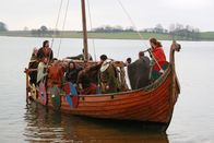 Angriff der Wikinger – Rutlands Waters, Leicestershire, England: A drama reconstruction of a Viking longship.