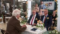 Rote Rosen – Simon (Thore Lüthje) und Tina (Katja Frenzel) verhelfen gerührt der Liebe zum Sieg. Komparsen (v.l.n.r): Standesbeamter (Michael Plischke), Ehepaar (Detlev Schulz-Hendel & Michael Hendel), Gäste (Steffen Niemann-Laue, Cindy Hohm, Fiona Kahle)