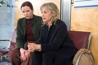 Rote Rosen – Katrin (Nicole Ernst, r.) kann Leos Patientenverfügung einfach nicht akzeptieren (mit Sofie Junker, l.).