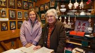 Hoagascht – Christina Ömmer (links) posiert für ein Foto mit Hinterglasmalerin Herta Wimmer (rechts) in ihrem Verkaufsstand