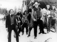 Nevada-Pass – Als der Militärzug Fort Humboldt fast erreicht hat, kommt es zu einer dramatischen Auseinandersetzung. Gouverneur Fairchild (Richard Crenna, links), Frank O'Brian (Charles Durning, 2. von links) und Deputy Marshal Nathan Pearce (Ben Johnson, 3. von rechts) müssen mit dem Schlimmsten rechnen.