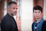 Profiling Paris – Eigentlich wollte Rocher (Philippe Bas, l.) nur seinen Sohn Lucas (Nathan Georgelin, r.) von der Schule abholen, doch dann wird er Zeuge, wie ein Junge sich selbst umbringen will ...
