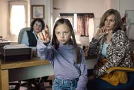 Eine unerhörte Frau – Hanni (Rosalie Thomass, re.) und ihre Tochter Magdalena (Romy Butz, Mi.) bei der Hausärztin (Agathe Taffertshofer, li.)Zur ARTE-Sendung Eine unerhörte Frau 1972644: Hanni (Rosalie Thomass, re.) und ihre Tochter Magdalena (Romy Butz, Mi.) bei der Hausärztin (Agathe Taffertshofer, li.)