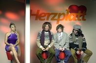 bullyparade – Herzblatt: Diana Herold (l.), Michael "Bully" Herbig (2.v.r.), Rick Kavanian (r.) und Christian Tramitz (2.v.l.) machen vor nichts Halt, nehmen alles und alle gnadenlos auf die Schippe.